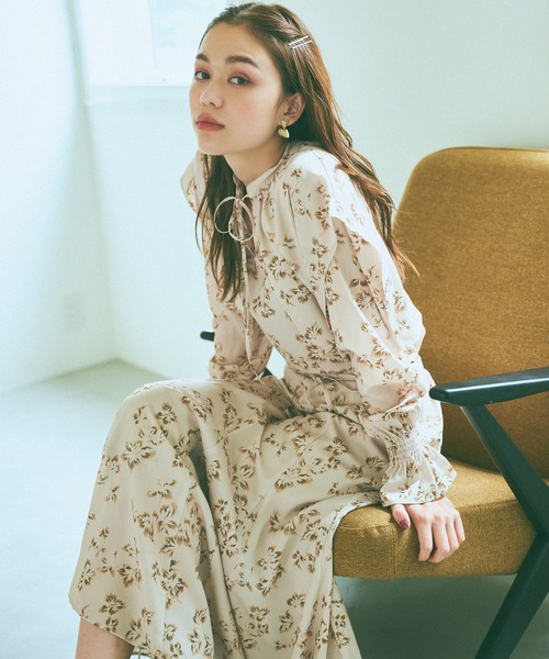 mysty woman（ミスティウーマン）の「フラワープリントリボンブラウス　973087（シャツ/ブラウス・レディース・グレイッシュブルー/ベージュ/ブラック・FREE）」の9枚目の写真