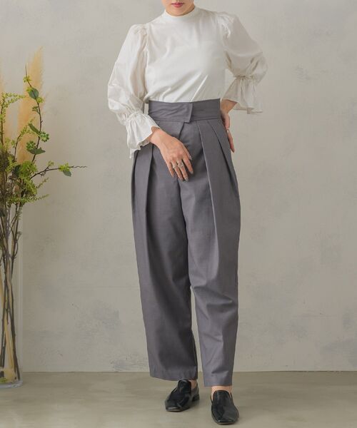 Kari & lili（カウリアンドリィリィ）の「high w tuck wide PT（その他パンツ・レディース・ブラック/ライトグレー・MEDIUM/LARGE）」の3枚目の写真