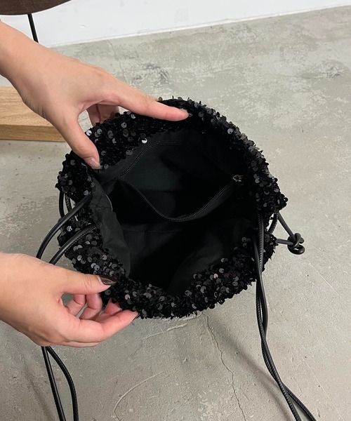 CAPRICIEUX LE'MAGE(カプリシューレマージュ)の「スパンコール巾着バッグ(ハンドバッグ・レディース・ブラック・FREE)」の7枚目の写真