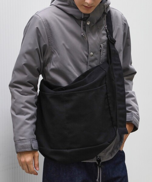 THE SHOP TK (ザ ショップ ティーケー )の「◆【ユニセックスでおすすめ!】キャンバスニュースペーパーバッグ/ビッグショルダーバッグ(ショルダーバッグ・メンズ・ブラック/オフホワイト・00)」の1枚目の写真