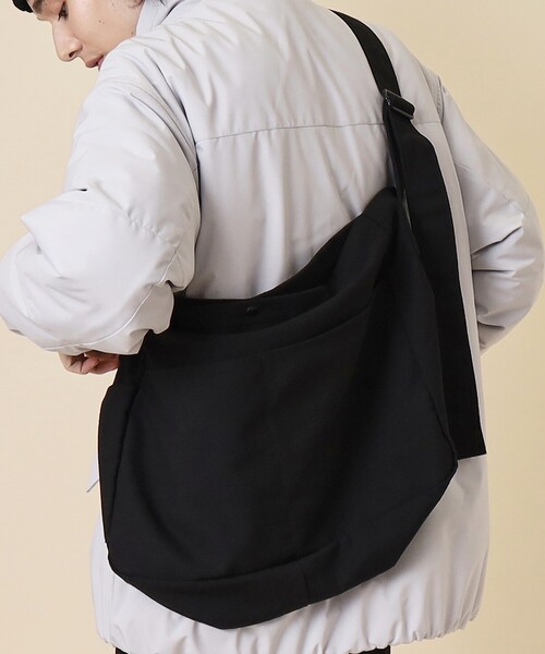 THE SHOP TK (ザ ショップ ティーケー )の「◆【ユニセックスでおすすめ!】キャンバスニュースペーパーバッグ/ビッグショルダーバッグ(ショルダーバッグ・メンズ・ブラック/オフホワイト・00)」の3枚目の写真