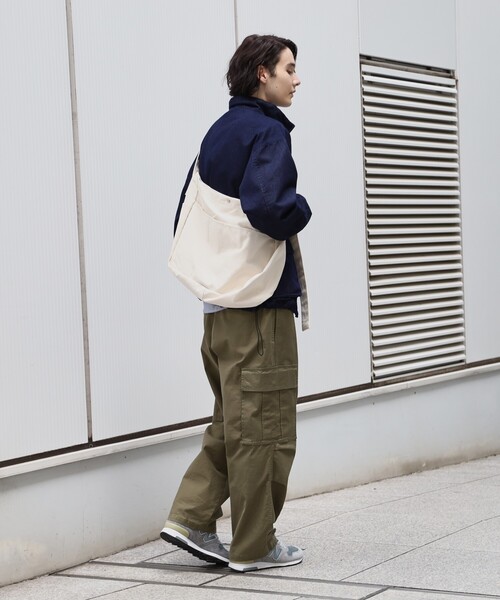 THE SHOP TK (ザ ショップ ティーケー )の「◆【ユニセックスでおすすめ!】キャンバスニュースペーパーバッグ/ビッグショルダーバッグ(ショルダーバッグ・メンズ・ブラック/オフホワイト・00)」の4枚目の写真