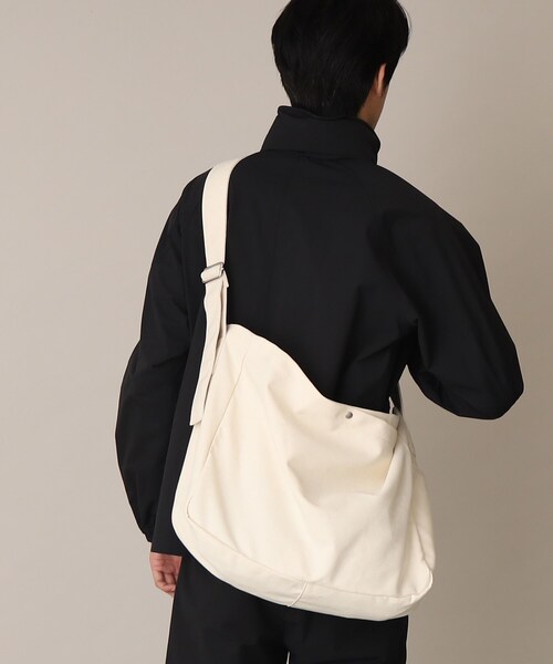THE SHOP TK (ザ ショップ ティーケー )の「◆【ユニセックスでおすすめ!】キャンバスニュースペーパーバッグ/ビッグショルダーバッグ(ショルダーバッグ・メンズ・ブラック/オフホワイト・00)」の6枚目の写真