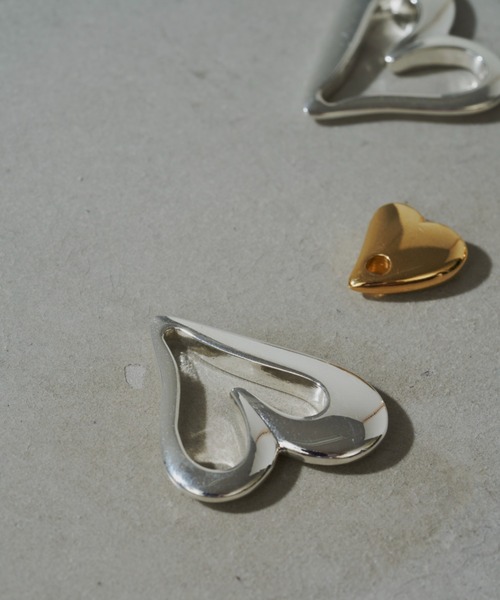 loni(ロニ)の「【金属アレルギー対応】Heart Asymmetry Pierce/ハートアシンメトリーフープピアス(ピアス(両耳用)・レディース・その他・FREE)」の2枚目の写真