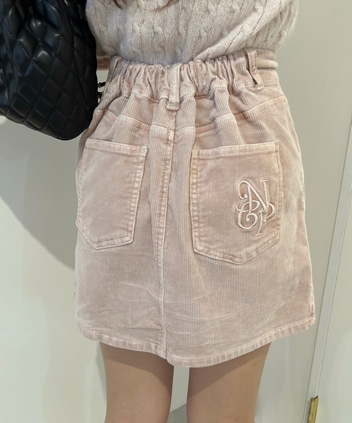 one after another NICE CLAUP(ワンアフターアナザーナイスクラップ)の「NC刺繍コール天台形ミニスカート(スカート・レディース・ライトグレー/ピンク/アイボリー/ネイビー・FREE)」の2枚目の写真