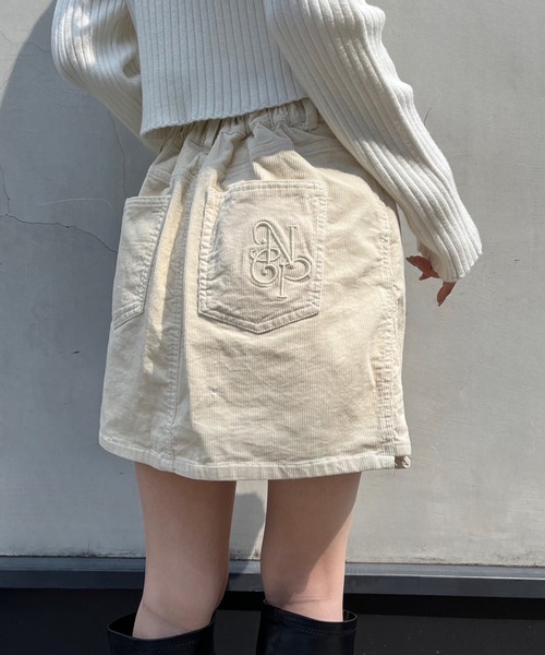 one after another NICE CLAUP(ワンアフターアナザーナイスクラップ)の「NC刺繍コール天台形ミニスカート(スカート・レディース・ライトグレー/ピンク/アイボリー/ネイビー・FREE)」の5枚目の写真