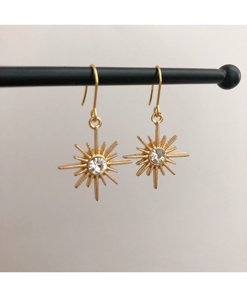 tone（トーン）の「【fuwari】太陽　サージカルステンレス　フックピアス(MA)（ピアス（両耳用）・レディース・レッド/クリア/グリーン/ブルー・FREE）」の4枚目の写真