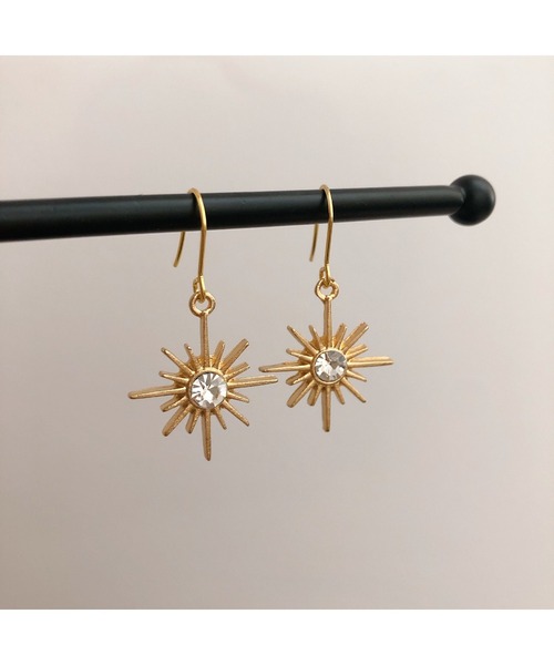 tone（トーン）の「【fuwari】太陽　サージカルステンレス　フックピアス(MA)（ピアス（両耳用）・レディース・レッド/クリア/グリーン/ブルー・FREE）」の5枚目の写真