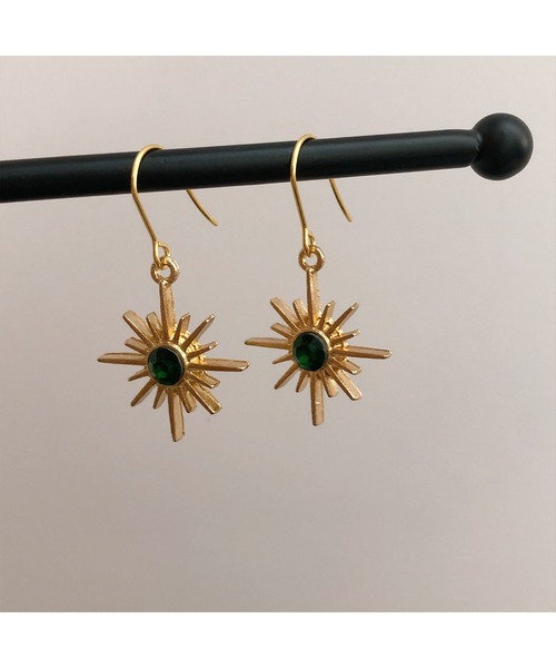 tone（トーン）の「【fuwari】太陽　サージカルステンレス　フックピアス(MA)（ピアス（両耳用）・レディース・レッド/クリア/グリーン/ブルー・FREE）」の8枚目の写真