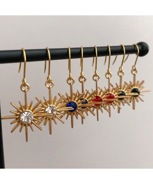 tone（トーン）の「【fuwari】太陽　サージカルステンレス　フックピアス(MA)（ピアス（両耳用）・レディース・レッド/クリア/グリーン/ブルー・FREE）」の10枚目の写真