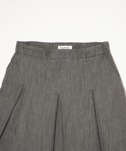 MILKFED.（ミルクフェド）の「BOX PLEAT MINI SKIRT（デニムスカート・レディース・ブラック/ライトインディゴブルー・M/S）」の11枚目の写真