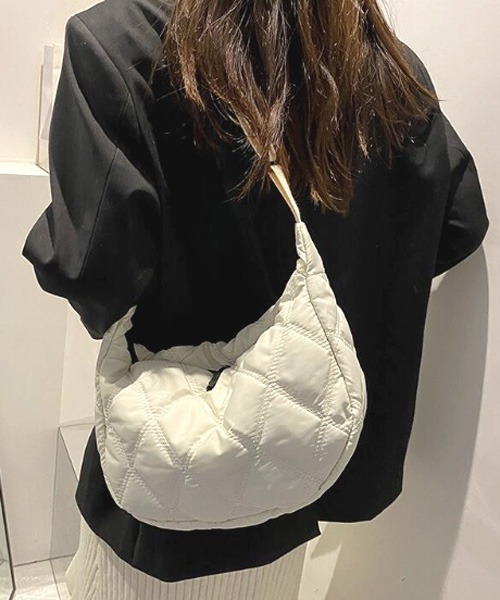 TONE SELECT GOODS（トーンセレクトグッズ）の「【float】キルティング ショルダーバッグ（ショルダーバッグ・レディース・ブラック/アイボリー・FREE）」の3枚目の写真