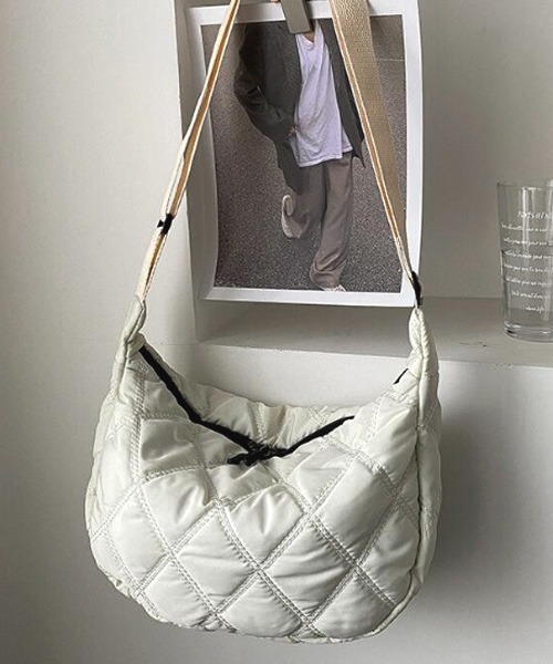 TONE SELECT GOODS（トーンセレクトグッズ）の「【float】キルティング ショルダーバッグ（ショルダーバッグ・レディース・ブラック/アイボリー・FREE）」の5枚目の写真