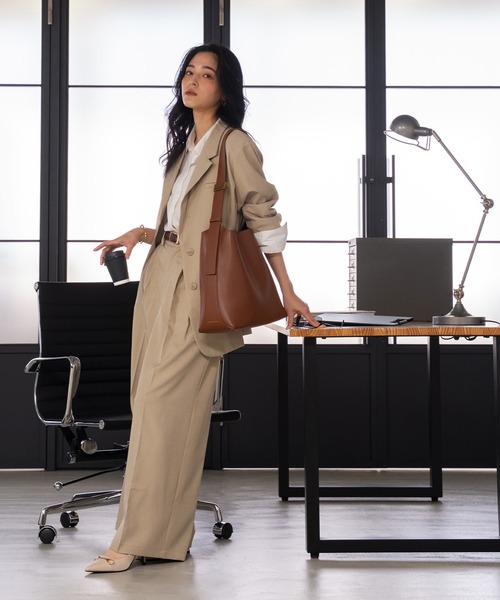 CHARLES & KEITH(チャールズ & キース)の「ホースビット ポインデッドトゥスリングバックパンプス(パンプス・レディース・その他3/ブラック/オフホワイト/ブラウン系その他7/アイボリー・22.5cm/23cm/23.5cm/24.5cm/25cm/22cm)」の6枚目の写真