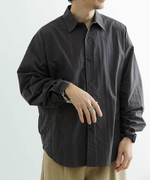 ITEMS URBANRESEARCH（アイテムズ アーバンリサーチ）の「タスランナイロン サイドポケット長袖シャツ（シャツ/ブラウス・メンズ・ブラック/チャコールグレー・LARGE/MEDIUM）」の2枚目の写真
