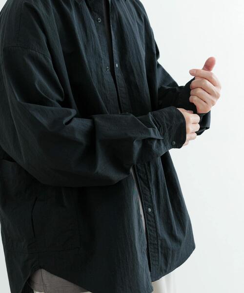 ITEMS URBANRESEARCH（アイテムズ アーバンリサーチ）の「タスランナイロン サイドポケット長袖シャツ（シャツ/ブラウス・メンズ・ブラック/チャコールグレー・LARGE/MEDIUM）」の4枚目の写真