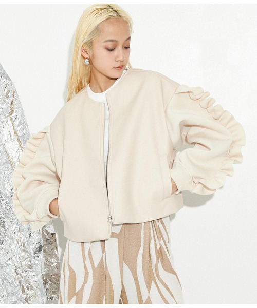 Settimissimo（セッティミッシモ）の「レザータッチ ダンボールニット フリルスリーブ ブルゾン（ブルゾン・レディース・アイボリー/ブラック・FREE）」の5枚目の写真