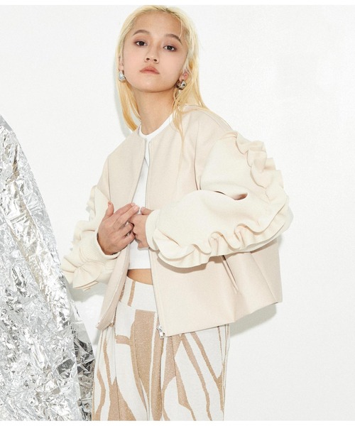 Settimissimo（セッティミッシモ）の「レザータッチ ダンボールニット フリルスリーブ ブルゾン（ブルゾン・レディース・アイボリー/ブラック・FREE）」の6枚目の写真