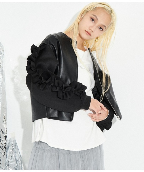 Settimissimo（セッティミッシモ）の「レザータッチ ダンボールニット フリルスリーブ ブルゾン（ブルゾン・レディース・アイボリー/ブラック・FREE）」の13枚目の写真