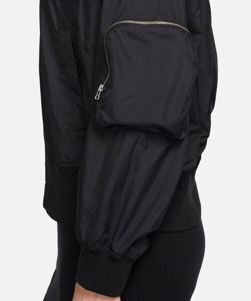 NIKE（ナイキ）の「ナイキ スポーツウェア エッセンシャル ウィメンズ オーバーサイズド ボンバー ジャケット / Nike Sportswear Essential Women's Oversized Bomber Jacket＜XS-2XL 展開＞（MA-1・レディース・ブラック・2XL/L/M/S/XL/XS）」の2枚目の写真