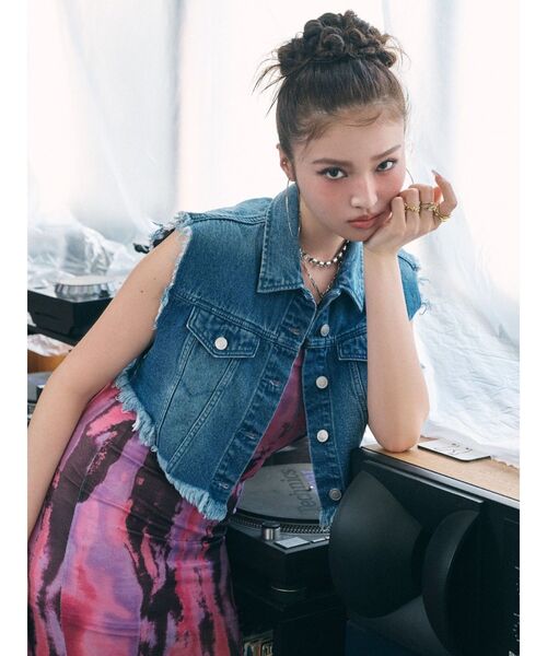 EVRIS(エヴリス)の「フリンジデザインデニムショートベスト(デニムジャケット・レディース・インディゴブルー/ライトブルー・FREE)」の14枚目の写真