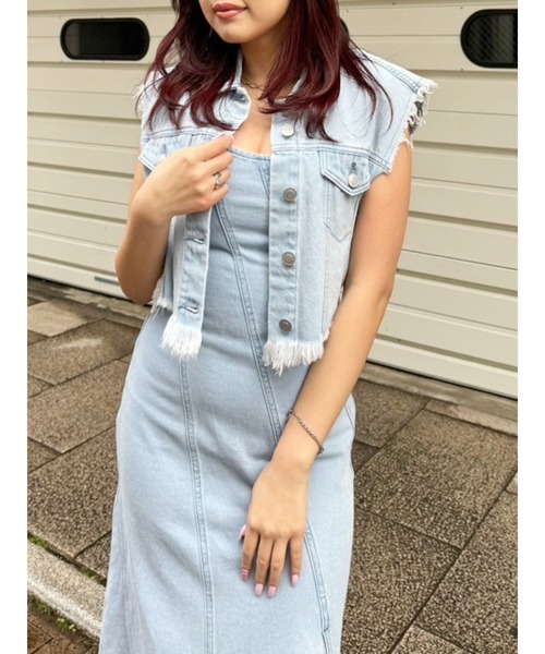 EVRIS(エヴリス)の「フリンジデザインデニムショートベスト(デニムジャケット・レディース・インディゴブルー/ライトブルー・FREE)」の2枚目の写真