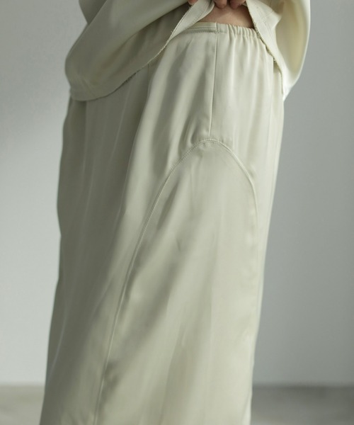anuke(アンヌーク)の「Satin Pencil Skirt(スカート・レディース・ブラック/クリーム・38inch/36inch)」の5枚目の写真