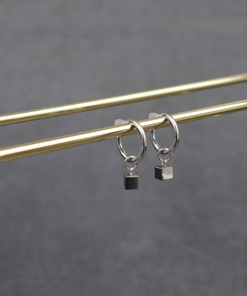 4INT.(フォイント)の「ドロップモチーフ フープイヤリング / サージカルステンレス316L (金属アレルギー対応)(イヤリング・メンズ・C/D/A/B・FREE)」の3枚目の写真