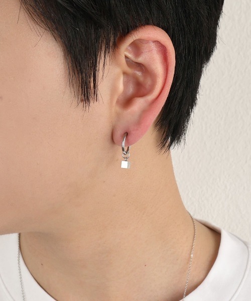4INT.(フォイント)の「ドロップモチーフ フープイヤリング / サージカルステンレス316L (金属アレルギー対応)(イヤリング・メンズ・C/D/A/B・FREE)」の7枚目の写真