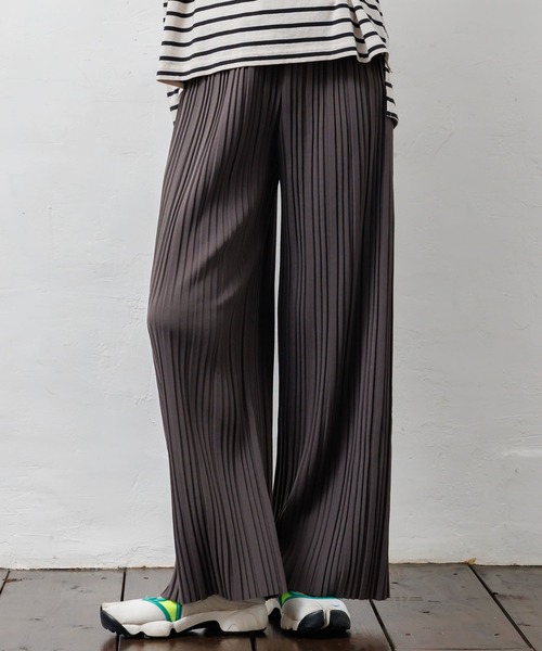 mili an deni（ミリアンデニ）の「セミワイドプリーツパンツ（その他パンツ・レディース・ブラウン/グリーン/ブラック/チャコールグレー/アッシュグレー・M）」の3枚目の写真
