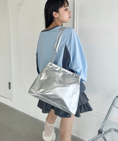 Loueme(ルエム)の「アウトポケットPUレザーチェーンバッグ(ショルダーバッグ・レディース・シルバー/ブラック/アイボリー・FREE)」の6枚目の写真