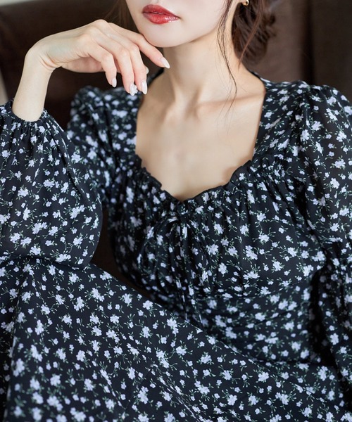 tocco closet(トッコ クローゼット)の「リボン付きギャザーフラワープリントワンピース(ワンピース・レディース・ブラック/ブラウン・M)」の2枚目の写真