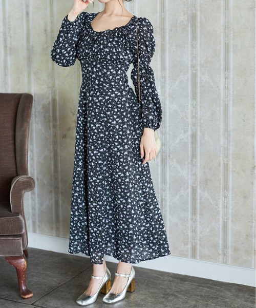 tocco closet(トッコ クローゼット)の「リボン付きギャザーフラワープリントワンピース(ワンピース・レディース・ブラック/ブラウン・M)」の3枚目の写真