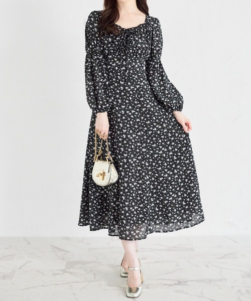 tocco closet(トッコ クローゼット)の「リボン付きギャザーフラワープリントワンピース(ワンピース・レディース・ブラック/ブラウン・M)」の4枚目の写真