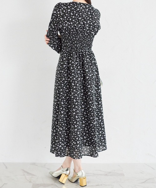 tocco closet(トッコ クローゼット)の「リボン付きギャザーフラワープリントワンピース(ワンピース・レディース・ブラック/ブラウン・M)」の6枚目の写真
