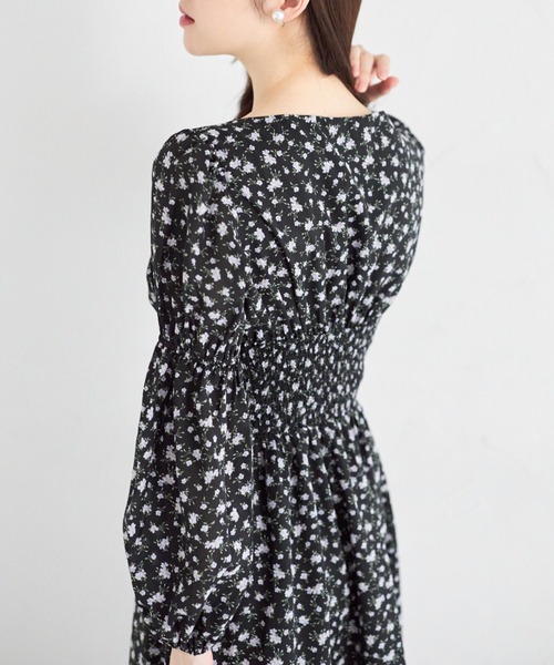 tocco closet(トッコ クローゼット)の「リボン付きギャザーフラワープリントワンピース(ワンピース・レディース・ブラック/ブラウン・M)」の7枚目の写真