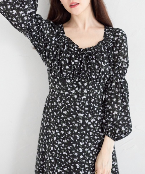 tocco closet(トッコ クローゼット)の「リボン付きギャザーフラワープリントワンピース(ワンピース・レディース・ブラック/ブラウン・M)」の8枚目の写真