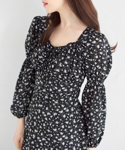tocco closet(トッコ クローゼット)の「リボン付きギャザーフラワープリントワンピース(ワンピース・レディース・ブラック/ブラウン・M)」の9枚目の写真