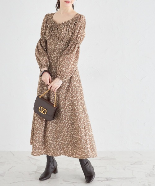 tocco closet(トッコ クローゼット)の「リボン付きギャザーフラワープリントワンピース(ワンピース・レディース・ブラック/ブラウン・M)」の11枚目の写真