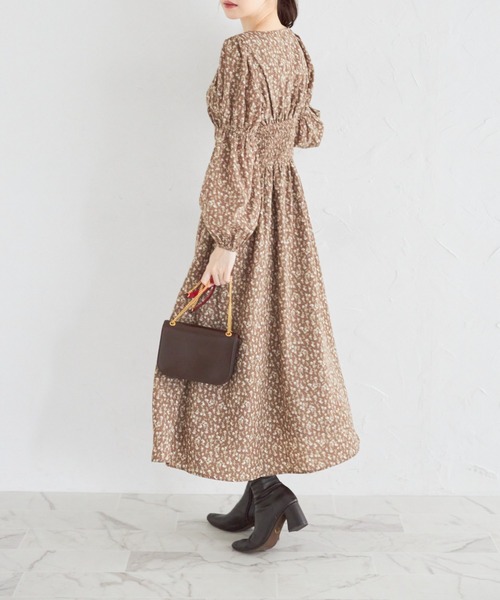 tocco closet(トッコ クローゼット)の「リボン付きギャザーフラワープリントワンピース(ワンピース・レディース・ブラック/ブラウン・M)」の14枚目の写真