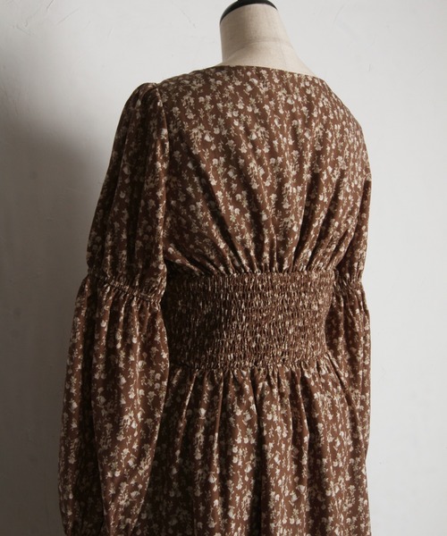 tocco closet(トッコ クローゼット)の「リボン付きギャザーフラワープリントワンピース(ワンピース・レディース・ブラック/ブラウン・M)」の22枚目の写真