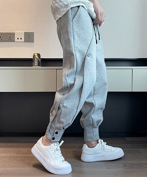 洗練スタイリッシュシルエット。スナップボタン スウェットジョガー