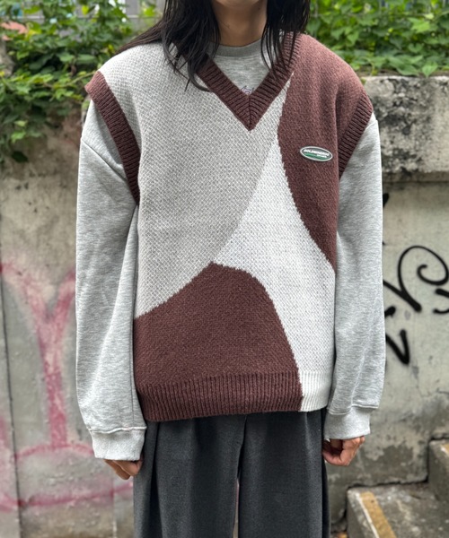 MGV(エムジーヴィー)の「ワンポイント配色Vネックベスト(Tシャツ/カットソー・メンズ・ブラウン・FREE)」の1枚目の写真