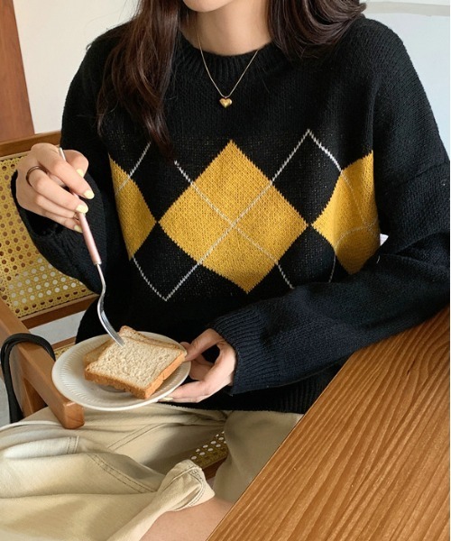 &soiree(アンドソワレ)の「【&soiree】アーガイル柄クルーネックニットセーター(ニット/セーター・レディース・ネイビー/ブラック・FREE)」の4枚目の写真