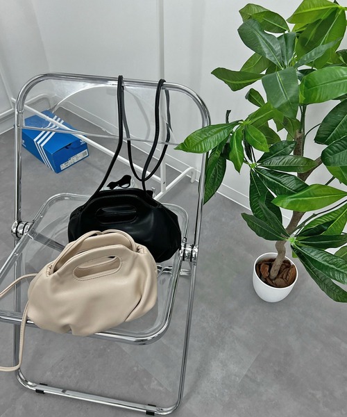 Chiina（チーナ）の「Chiina/2way ショルダーハンドバッグ（ショルダーバッグ・レディース・カーキ/ブラック/ライトベージュ/レッド・FREE）」の2枚目の写真