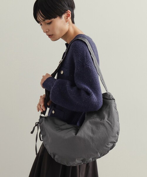 OPAQUE.CLIP（オペークドットクリップ）の「【2WAY／軽量】サイドドロストムーンミドルショルダー（ショルダーバッグ・レディース・ブラック/アイボリー/チャコールグレー・00）」の3枚目の写真
