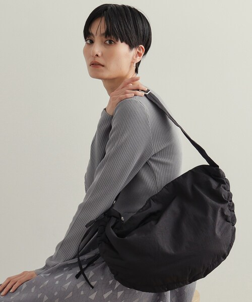 OPAQUE.CLIP（オペークドットクリップ）の「【2WAY／軽量】サイドドロストムーンミドルショルダー（ショルダーバッグ・レディース・ブラック/アイボリー/チャコールグレー・00）」の17枚目の写真