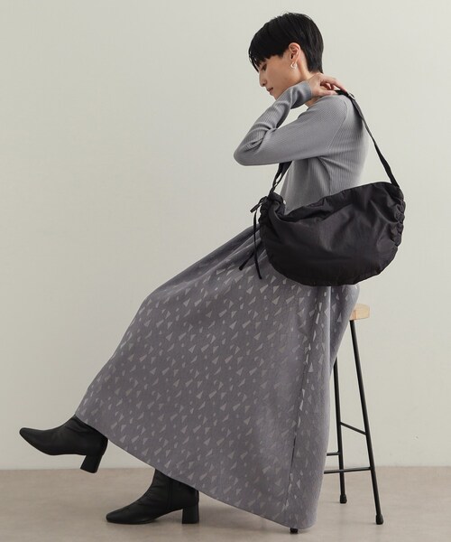 OPAQUE.CLIP（オペークドットクリップ）の「【2WAY／軽量】サイドドロストムーンミドルショルダー（ショルダーバッグ・レディース・ブラック/アイボリー/チャコールグレー・00）」の16枚目の写真