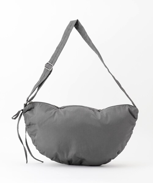 OPAQUE.CLIP（オペークドットクリップ）の「【2WAY／軽量】サイドドロストムーンミドルショルダー（ショルダーバッグ・レディース・ブラック/アイボリー/チャコールグレー・00）」の11枚目の写真