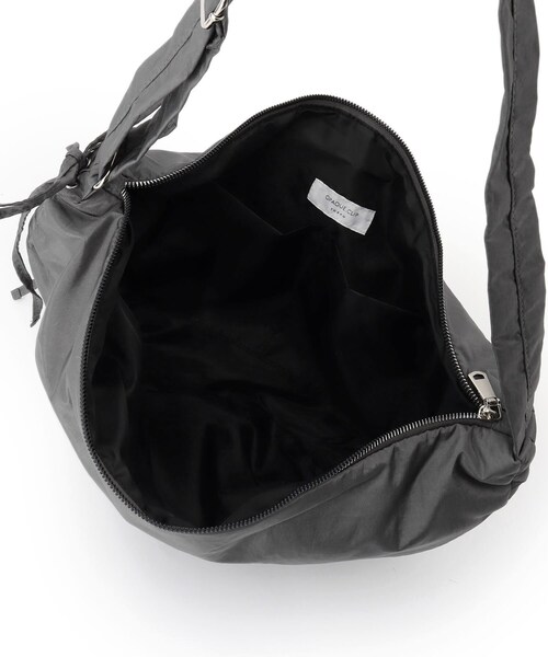 OPAQUE.CLIP（オペークドットクリップ）の「【2WAY／軽量】サイドドロストムーンミドルショルダー（ショルダーバッグ・レディース・ブラック/アイボリー/チャコールグレー・00）」の7枚目の写真